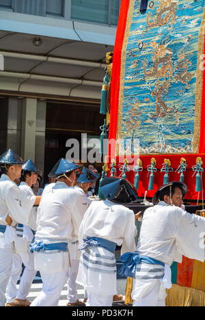 Japanische Männer mit Mikoshi an Gion Matsuri, Kyoto, Japan, 2018 Stockfoto