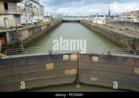 Schleuse in das Dock von Bordeaux Stockfoto