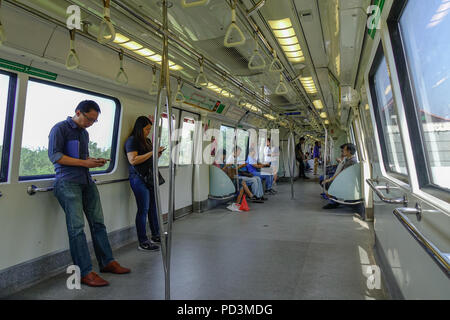 Singapur - Feb 4, 2018. Passagiere auf dem Zug in Singapur. Singapur als Lion's City, ist eine souveräne Stadtstaat in Südostasien. Stockfoto