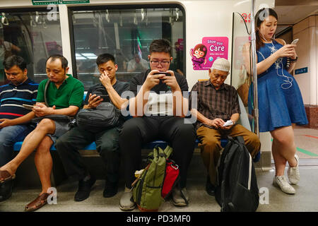 Singapur - Feb 4, 2018. Passagiere auf dem Zug in Singapur. Singapur als Lion's City, ist eine souveräne Stadtstaat in Südostasien. Stockfoto