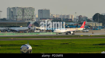 Saigon, Vietnam - 26.Juni 2018. Passagier Flugzeuge Rollen auf Start- und Landebahn am Flughafen Tan Son Nhat (SGN) in Saigon (Ho Chi Minh), Vietnam. Stockfoto