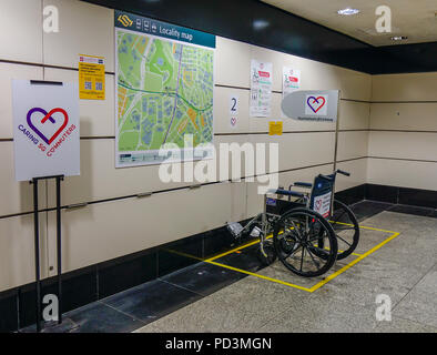 Singapur - Feb 4, 2018. Rollstühle für behinderte Menschen in der U-Bahn Station in Chinatown, Singapur. Stockfoto