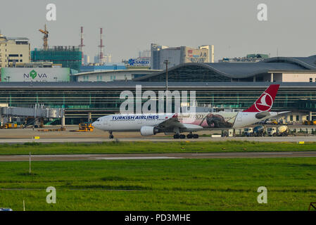 Saigon, Vietnam - 26.Juni 2018. Passagier Flugzeuge Rollen auf Start- und Landebahn am Flughafen Tan Son Nhat (SGN) in Saigon (Ho Chi Minh), Vietnam. Stockfoto