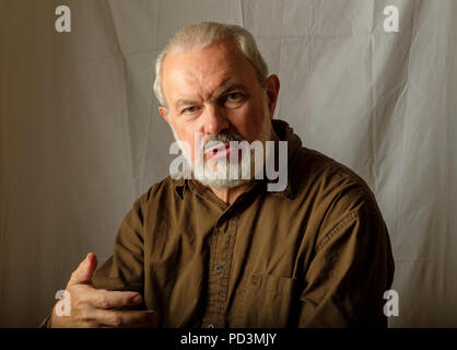 Bärtiger Senior und Schnurrbart-Mann Porträt in die Kamera schauen, Studio-Aufnahme Stockfoto