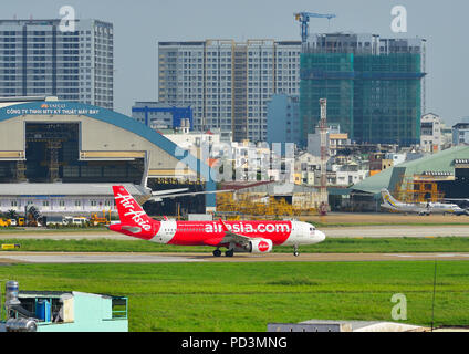 Saigon, Vietnam - 26.Juni 2018. Passagier Flugzeuge Rollen auf Start- und Landebahn am Flughafen Tan Son Nhat (SGN) in Saigon (Ho Chi Minh), Vietnam. Stockfoto