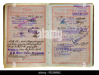 Jahrgang 1935 des französischen Pass, Seiten mit 1936 Deutsche und Französische visa Stempel markiert, Stockfoto