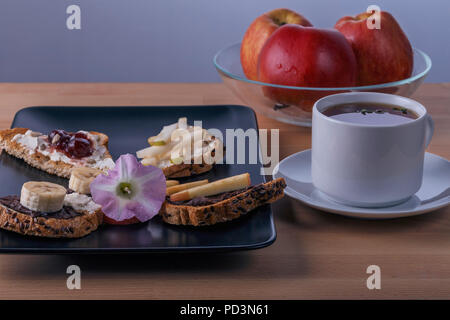 Nahaufnahme der Toast zum Frühstück auf einer hölzernen Hintergrund. Das Konzept einer gesunden Ernährung Stockfoto