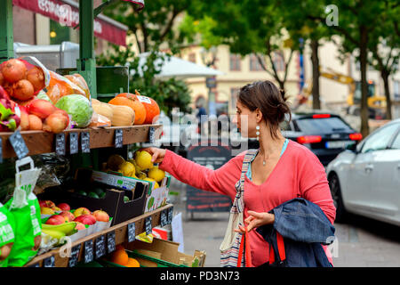 Junge Frau, die Zitronen im Lebensmittelgeschäft kauft, Straßburg, Elsass, Frankreich, Europa, Stockfoto
