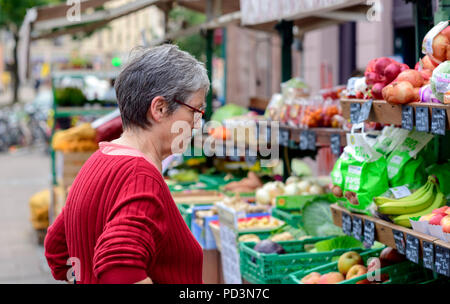 Ältere Frau, die Einkaufen für Obst Lebensmittel ausgeht, Straßburg, Elsass, Frankreich, Europa, Stockfoto
