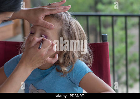 Junge, hübsche Frau, blau oben, im Freien, in Make up auf ihre Augen getan. Stockfoto