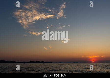 Zadar, Kroatien - 24. Juli 2018: die malerischen Sonnenuntergang über der Insel Dugi Otok in der Nähe von Zadar in Kroatien Stockfoto