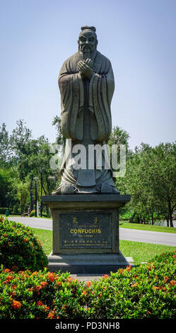 Singapur - Feb 8, 2018. Konfuzius Statue im Chinesischen Garten in Singapur. Konfuzius war ein einflussreicher Chinesischer Philosoph, Lehrer und politischen Figu Stockfoto