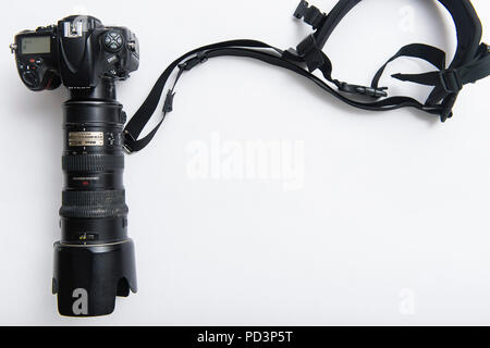 Top down Sicht der Kamera Ausrüstung auf weißen Tischplatte, DSLR-Kamera mit Zoom und Lasche Stockfoto