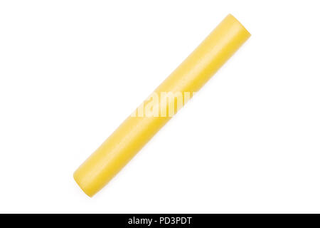 Einen ganzen geräucherten slowakischen String Käse stick flatlay auf weißem Hintergrund Stockfoto