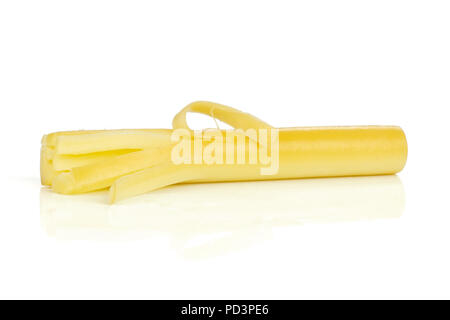 Einen ganzen geräucherten slowakischen String Käse stick dicken Fetzen auf weißem Hintergrund Stockfoto