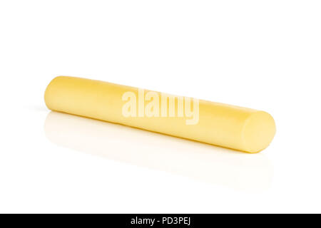 Einen ganzen geräucherten slowakischen String Käse Stick auf weißem Hintergrund Stockfoto