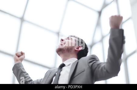 Nahaufnahme. sehr glücklich Geschäftsmann, der in seinem Büro Stockfoto