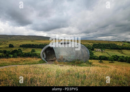 Das Atom ist eine von mehreren Panopticons in Lancashire. Die Pendle Atom steht auf einem Hügel über dem Dorf Wycoller. Stockfoto