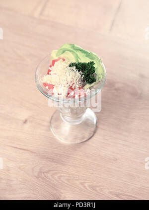 Salat - Cocktail mit Hähnchen und Gemüse auf hölzernen Hintergrund Stockfoto