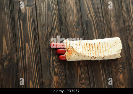 Hausgemachte Wurst in pita Brot auf hölzernen Hintergrund Stockfoto