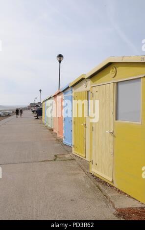 Umkleidekabinen am Strand an der Küste von Sussex, Seaford, East Sussex, UK. Stockfoto