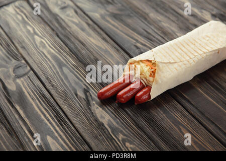 Jagd Wurst in pita Brot auf einem dunklen Hintergrund Stockfoto