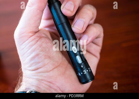 Stechhilfe fr Blutzucker Testen verwendet Stockfotografie - Alamy