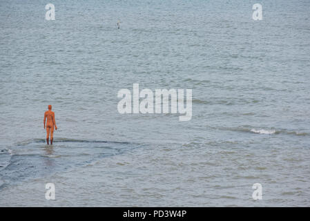 Antony Gormleys Another Time XXI Statue am Fulham Rock in der Nähe des Turner Contemporary Rendezvous Margate Kent CT9 1HG Stockfoto