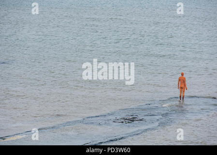 Antony Gormleys Another Time XXI Statue am Fulham Rock in der Nähe des Turner Contemporary Rendezvous Margate Kent CT9 1HG Stockfoto