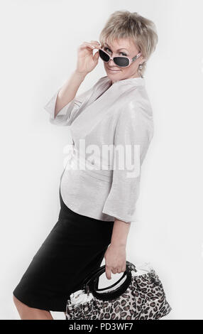 Porträt einer schönen Frau in einem weißen Anzug und eine Sonnenbrille Stockfoto