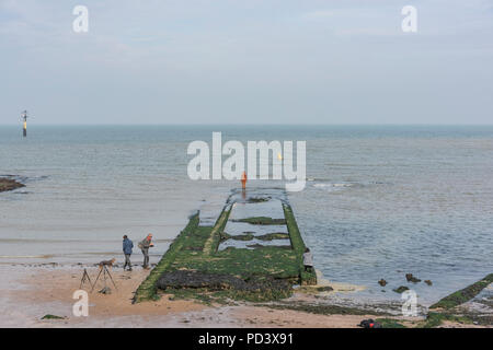 Antony Gormleys Another Time XXI Statue am Fulham Rock in der Nähe des Turner Contemporary Rendezvous Margate Kent CT9 1HG Stockfoto