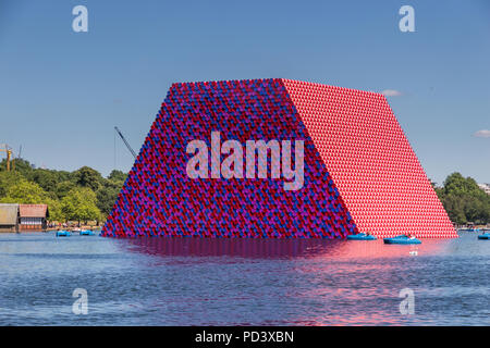 Die Serpentine Lake im Hyde Park in London Mastaba erstellt von Christo. London, England, Vereinigtes Königreich, Europa Stockfoto