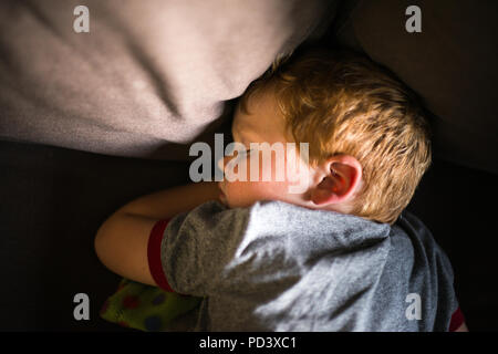 Junge auf Sofa schlafen Stockfoto