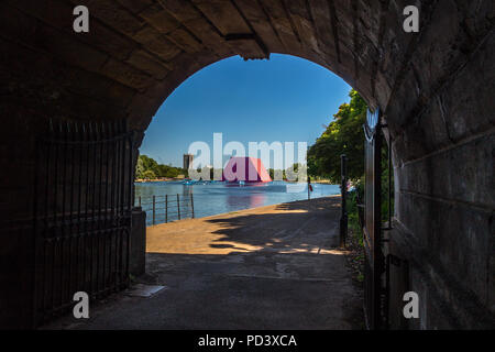 Die Serpentine Lake im Hyde Park in London Mastaba erstellt von Christo. London, England, Vereinigtes Königreich, Europa Stockfoto