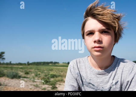 Teenager, flachen Landschaft im Hintergrund Stockfoto