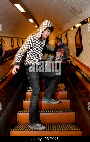 Tektonik Tänzer im St-Annatunnel in Antwerpen (Belgien, 07/01/2009) Stockfoto
