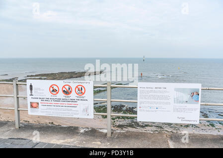 Antony Gormleys Another Time XXI Statue am Fulham Rock in der Nähe des Turner Contemporary Rendezvous Margate Kent CT9 1HG Stockfoto