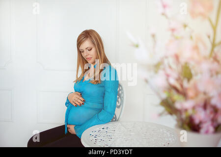 Schwangere Mädchen im Studio posing Stockfoto