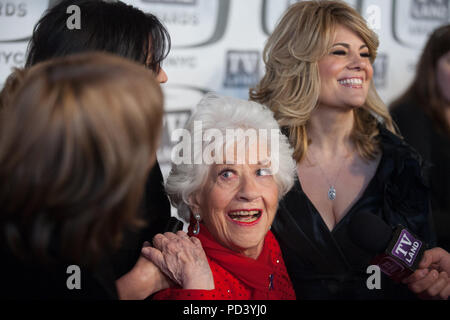 Charlotte Rae und Lisa Whelchel nehmen an der 9. jährlichen TV Land Awards im Javits Center am 10. April 2011 in New York City Stockfoto