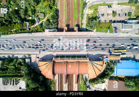 Top-down-Ansicht einer Straßenbrücke über die Eisenbahn. Karavaevi Dachi, Kiew, Ukraine