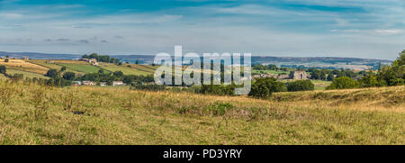 North Pennines AONB Panoramablick auf die Landschaft, Blick nach Norden über den viilage von Bowes, County Durham, Großbritannien, darunter auch die Ruinen von Bowes Castle Stockfoto