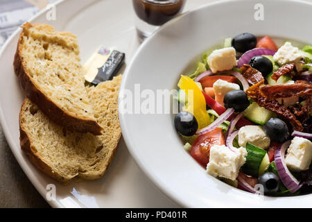 Griechischer Salat eine tolle Vorspeise oder Hauptgang Stockfoto