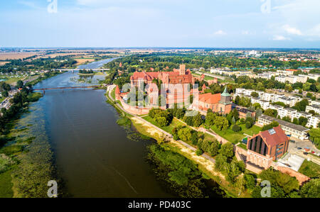 Das Schloss des Deutschen Ordens in Marienburg auf der Bank der Fluß Nogat. UNESCO-Welterbe in Polen Stockfoto