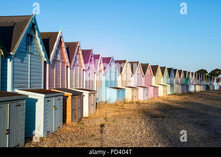 Attraktive Umkleidekabinen am Strand bei Sonnenaufgang im Sommer auf verlassenen West Mersey Badeort Strand in England Stockfoto