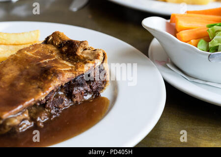 Fleischpastete mit mürbteig Backwaren, Pommes und Gemüse Stockfoto