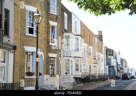 Die historischen Gebäuden, Cafés und Geschäfte von arty Addington Street, im West Cliff Conservation Area, in Ramsgate, auf der Isle of Thanet, Kent, Großbritannien Stockfoto