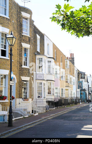 Die historischen Gebäuden, Cafés und Geschäfte von arty Addington Street, im West Cliff Conservation Area, in Ramsgate, auf der Isle of Thanet, Kent, Großbritannien Stockfoto