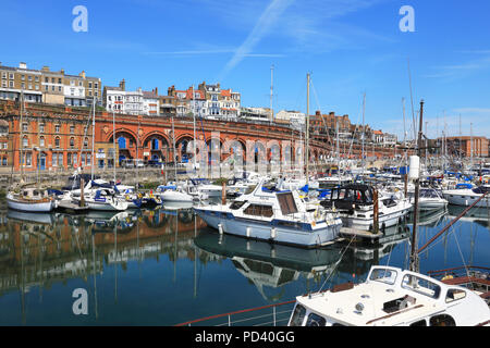 Der Hafen vor der viktorianischen Arkaden, in der Küstenstadt Ramsgate, auf der Isle of Thanet, in Kent, Großbritannien Stockfoto