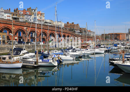 Der Hafen vor der viktorianischen Arkaden, in der Küstenstadt Ramsgate, auf der Isle of Thanet, in Kent, Großbritannien Stockfoto