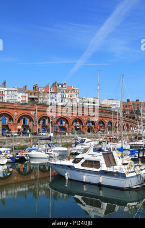 Der Hafen vor der viktorianischen Arkaden, in der Küstenstadt Ramsgate, auf der Isle of Thanet, in Kent, Großbritannien Stockfoto